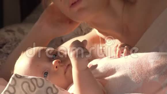 可爱的母亲亲吻婴儿视频的预览图