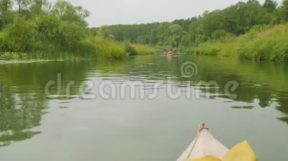 夏日在沃里亚河划独木舟的情侣观视频的预览图