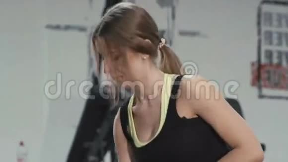 年轻女孩在健身房伸展腿部肌肉视频的预览图