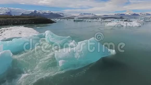 冰岛海岸附近的蓝色冰山安德列夫视频的预览图