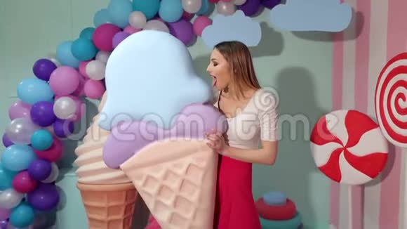 一个拥有巨大冰淇淋的快乐女孩的肖像视频的预览图