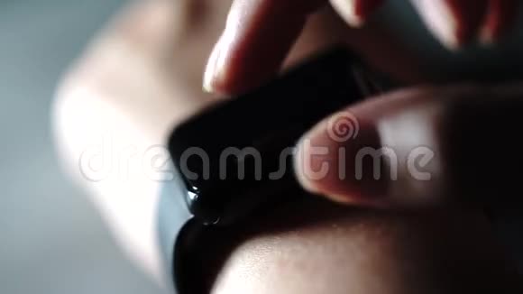 近镜头的女人的手测试一个新的购买智能手表视频的预览图