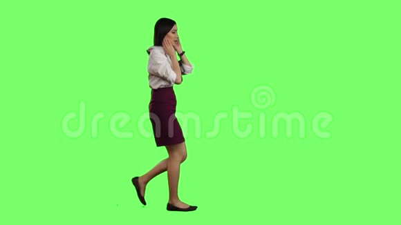 女孩去上班她的电话响了她开始跑绿色屏幕慢动作视频的预览图