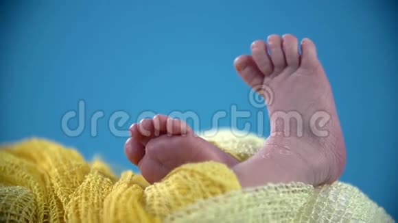 小婴儿脚的细节拍摄视频的预览图