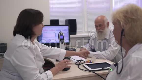 医学专业人员测试成年女性的耳朵视频的预览图