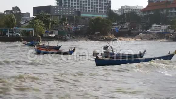 小木渔船在码头的波浪上摇摆泰国亚洲帕塔亚视频的预览图