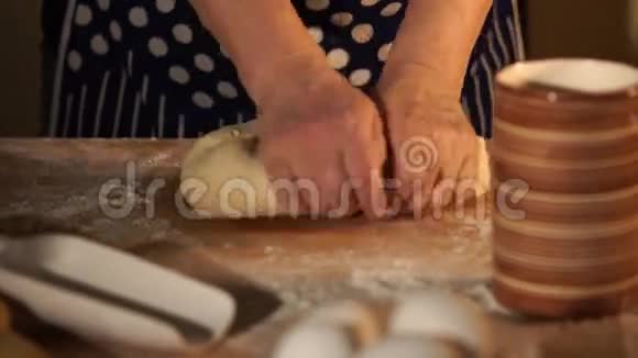 将面包师的手捏面团以获得良好的状态视频的预览图
