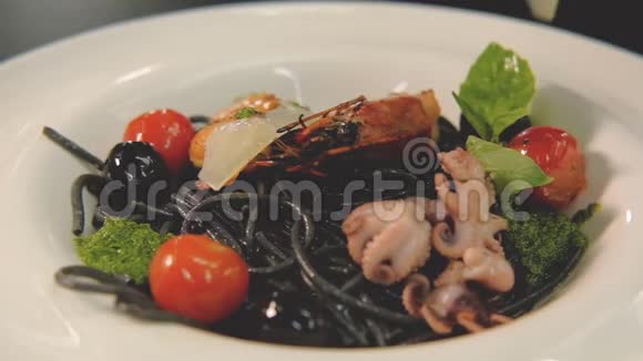 意大利面食餐厅供应鱿鱼墨汁海鲜视频的预览图