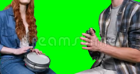 演奏鼓鼓和鼓鼓的音乐家中段视频的预览图