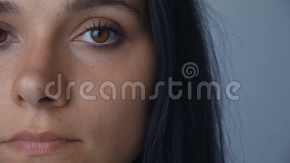 一幅深褐色眼睛深褐色皮肤的年轻女子的特写肖像视频的预览图