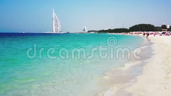 迪拜阿联酋2018年1月20日背景是Burjal阿拉伯酒店在阿尔苏福海滩上挥手海洋波斯湾视频的预览图