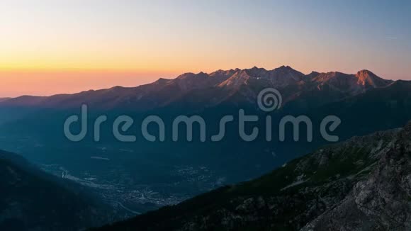 山岭和山峰被日出照亮时间流逝夏季阿尔卑斯山苏萨谷都灵省意大利滑动视频的预览图