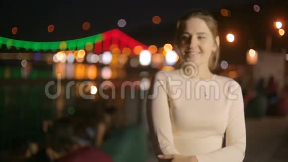 多莉拍摄了一个优雅的年轻女人晚上在河边等男朋友视频的预览图