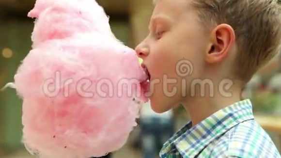 粉红棉花糖果肖像的小男孩视频的预览图
