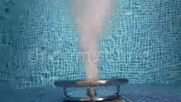 泳池喷水按摩视频的预览图
