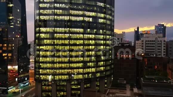 日落时摩天大楼的发光窗口阿布扎比的现代办公室和塔楼景观视频的预览图