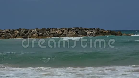 海边的景色海浪平静地拍打在沙滩上视频的预览图