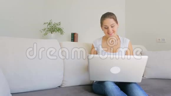 快乐的年轻女子在网上订购衣服并立即在盒子里收到它视频的预览图
