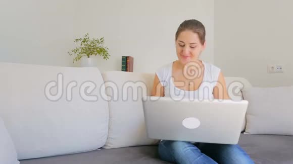 快乐的年轻女子在网上订购衣服立即收到包裹视频的预览图