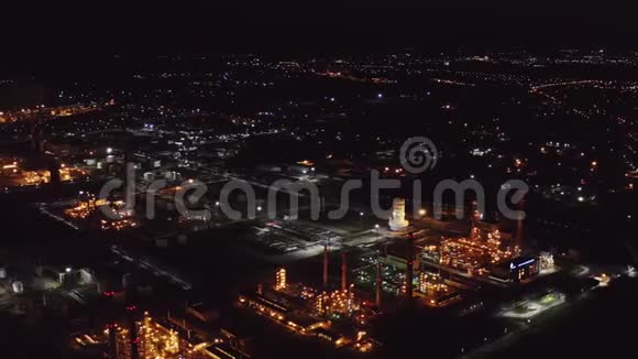 炼油厂之夜视频的预览图