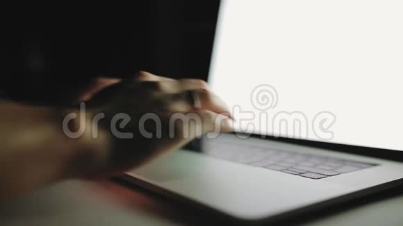男人正在工作打字在深夜在家里的办公室使用笔记本电脑作家视频的预览图