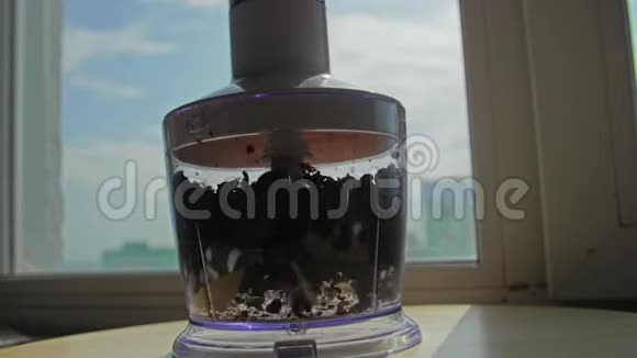 慢动作咖啡豆被磨碎并在搅拌机周围飞行视频的预览图