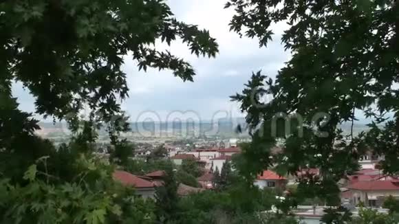 绿树之间希腊村庄的景色视频的预览图