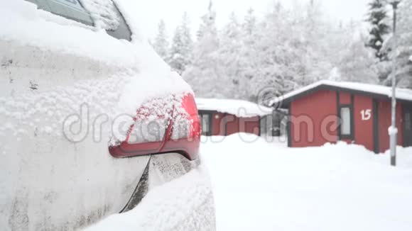 冬令营的气氛汽车和木屋视频的预览图