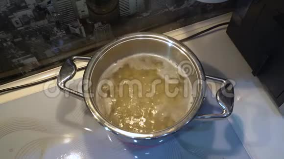 在平底锅里用沸水搅拌一勺面条视频的预览图