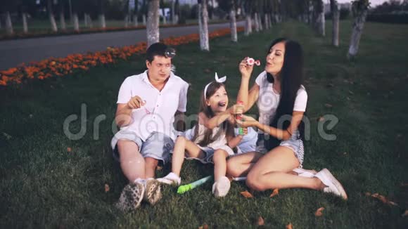家庭在城市公园吹肥皂泡视频的预览图