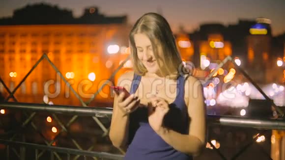 欢快的年轻女子在屋顶上用电话交谈的肖像视频的预览图