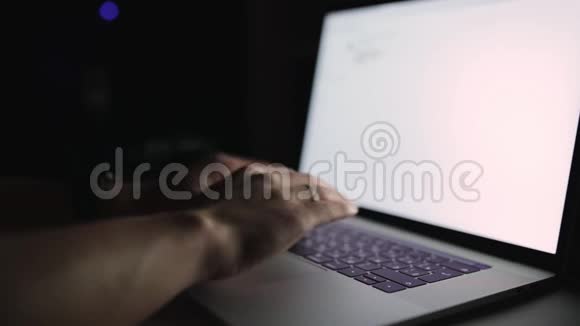男人正在工作打字在深夜在家里的办公室使用笔记本电脑作家生活方式视频的预览图