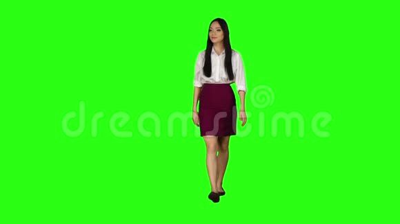 亚洲貌美的女孩去工作挥动她的手绿色屏幕慢动作视频的预览图