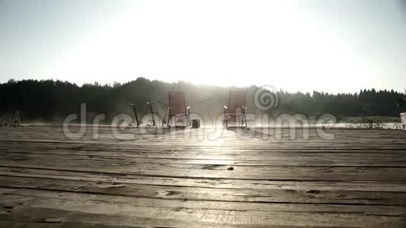 全景椅子站在钓鱼码头背景是清晨的雾河视频的预览图