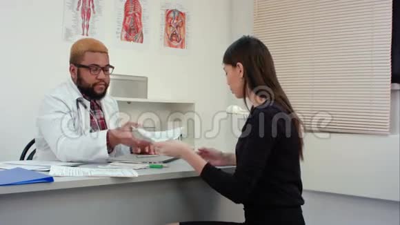 男医生给年轻微笑的女病人做脑部X光检查视频的预览图