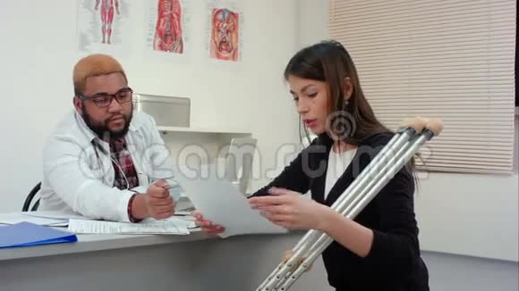 女病人拄着拐杖感谢男医生的帮助视频的预览图