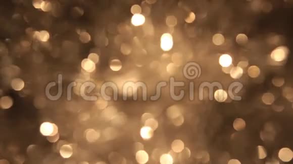 从金色的金属片上旋转的身体圣诞节和新年背景视频的预览图