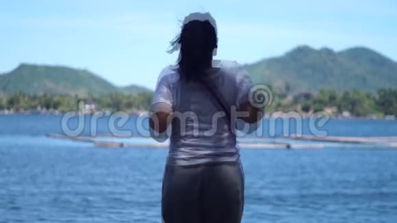 年轻的成年女子在湖岸跳舞视频的预览图