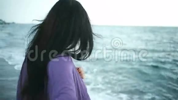 可爱的年轻女人拉着她的男朋友要求在海边散步视频的预览图