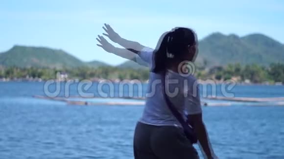 年轻的成年女子在湖岸跳舞视频的预览图