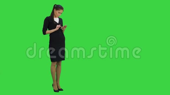 集中秘书在绿色屏幕上发送电话短信Chroma键视频的预览图