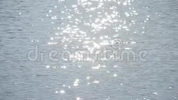 阳光普照的太阳小路在淡蓝色的水面上金色的阳光普照的波克圈视频的预览图