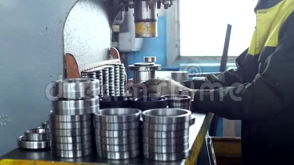 工人在机器上将轴承的压合装配成金属夹子装配完成的单元特写视频的预览图