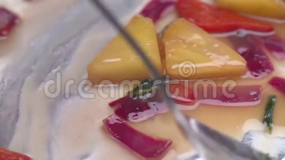 水果和蔬菜与酱汁混合在平底锅中视频的预览图