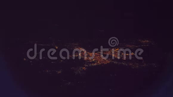 从上面可以看到夜景从飞机的窗户到城市的灯光看生活方式视频的预览图