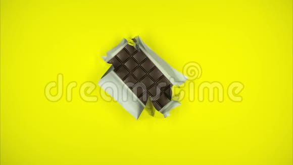 停止打开巧克力棒和移动碎片在黄色背景上的运动停止运动巧克力吧打开包装录像视频的预览图
