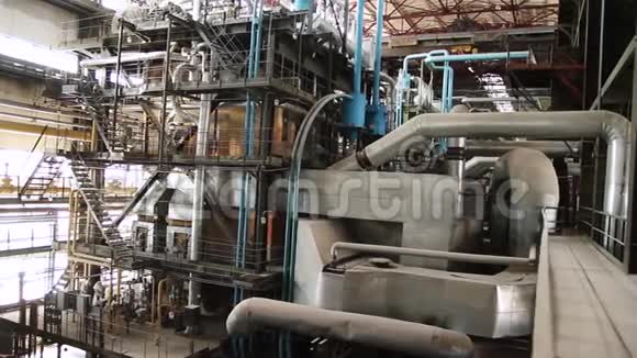 工业电厂内的设备电缆和管道场景在一个巨大的天然气工业工厂里视频的预览图