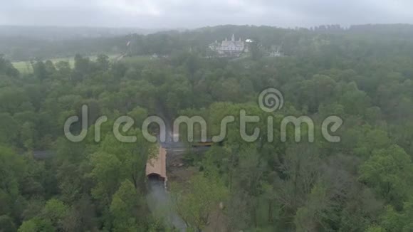 重建铁路道路轨道新修覆盖桥的鸟瞰图视频的预览图