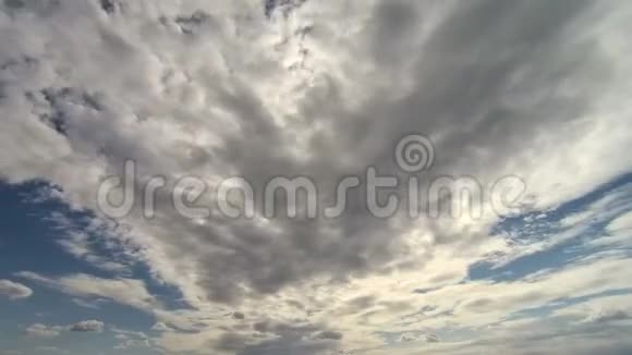 太阳从云层中出来视频的预览图