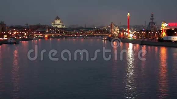 俄罗斯傍晚克里米亚桥在莫斯科河上悬挂视频的预览图